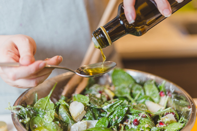 Grüner Salat verfeinert mit Hanfsamenöl