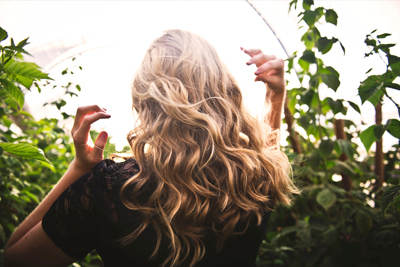 Frau mit strahlenden Haaren